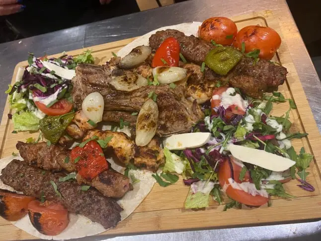 Plateau de grillades variées avec légumes frais - Grill House Amiens