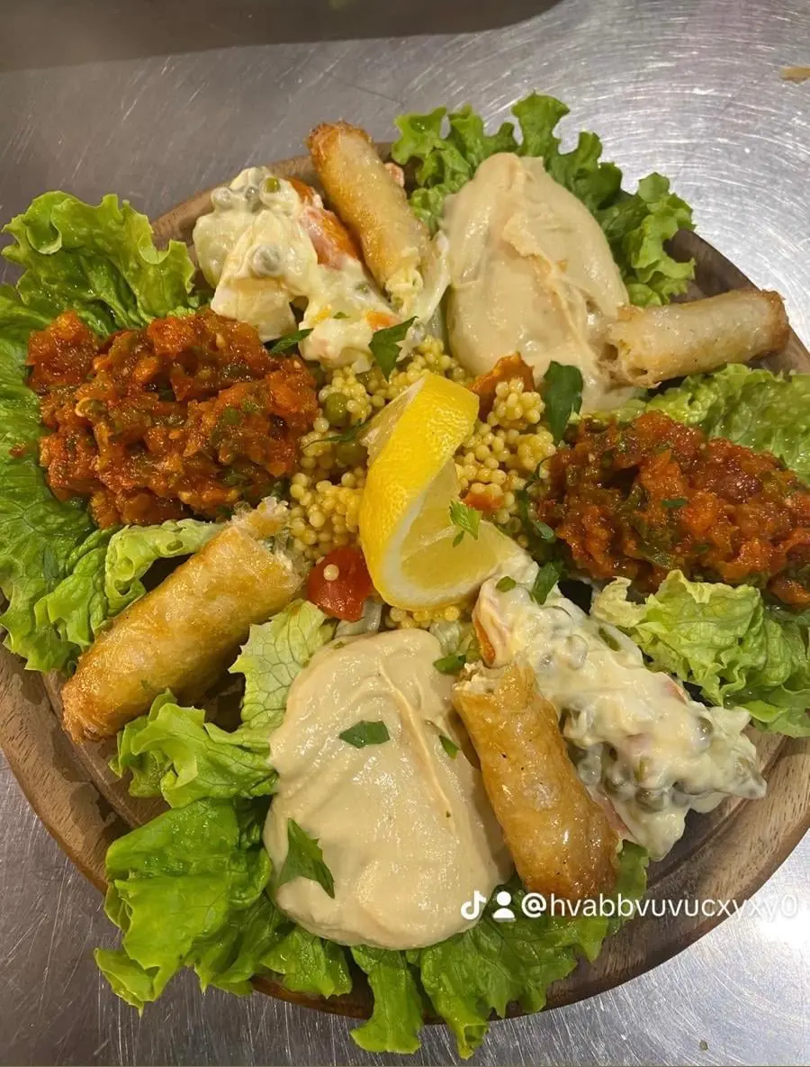 Assiette végétarienne avec houmous, légumes et feuilles de salade - Grill House Amiens.