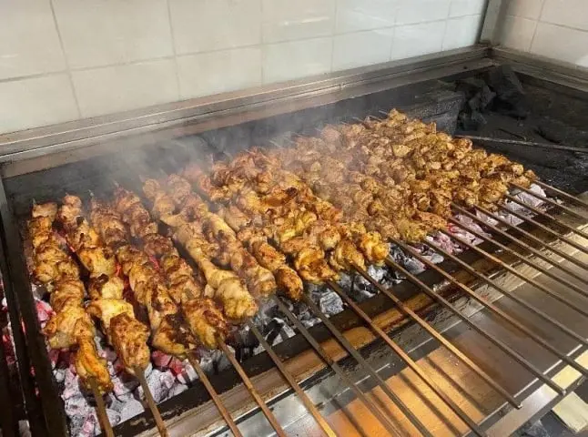 Brochettes de viande grillées sur charbon de bois - Grill House Amiens.